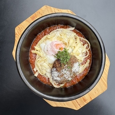 【熱々で美味しい♪】石焼きミートパスタの写真