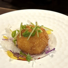 自家製カニクリームコロッケ レモンの香りを添えて