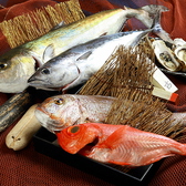 当店では店主自ら毎朝仕入れる新鮮な魚を使用。お刺身は沖縄の塩とこだわりの醤油で食べるのがおすすめ◎