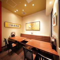 家族や女子会に最適な空間を提供しています。みんなで楽しく料理を囲むのにぴったりでリラックスした雰囲気の中で会話も弾みます。明るく温かみのある店内は和やかなひとときを演出してますので、お子様連れのお客様に安心してお食事をお楽しみいただけます。