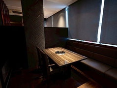 スタイリッシュな空間に配置されたテーブル席は、プライベート感を重視したい方に最適です。片側がゆったりとしたソファとなっており、快適にお食事をお楽しみいただけます。5席が3卓完備され、接待や記念日、大切な方との会食にぴったりです。