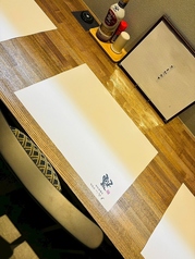 調理場の臨場感も目の前でお楽しみ頂けるカウンター席。職人が腕によりをかけて作る当店自慢の魚介料理は、何度来ても飽きない、来るたびにおいしさを再発見できる、そんな逸品ぞろいです!営業時間は23時半までとなりますので、遅めスタートのご宴会や二次会等にも、ぜひご利用ください。お一人様のサク飲みも大歓迎です◎