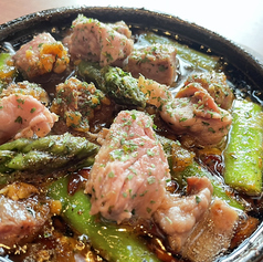 牛肉とアスパラのアヒージョ　バケット付