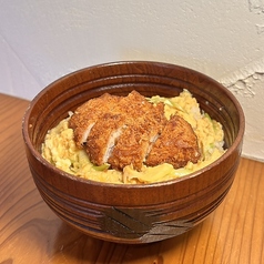 能登豚の旨みを味わう、漬け出汁仕立ての特製かつ丼の写真