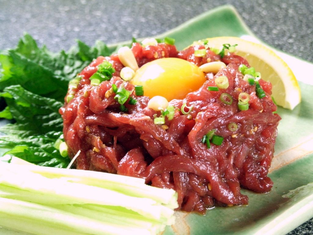 鮮度抜群！人気のユッケまずは試してね♪