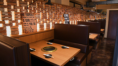 2～4名様でご利用可能なテーブル席をご用意しております。