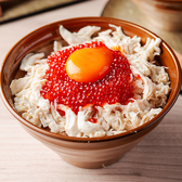やわらかく仕上げた鶏ささみに、ぷちぷち食感のいくらを贅沢に合わせ、濃厚な奥久慈卵をとろりとかけた贅沢どんぶりです。ヘルシーながらもしっかりと食べ応えがあり、卵黄といくらのコクがご飯に絡み、最後の一口まで箸が止まらないおいしさに仕上げました。