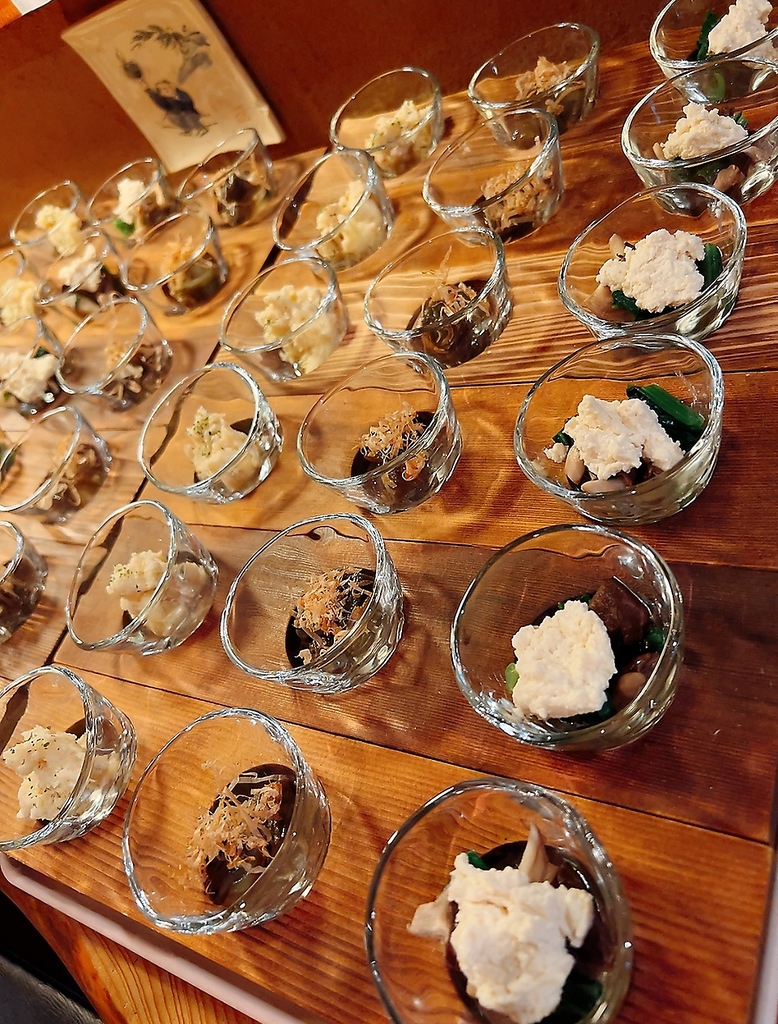 季節の彩りを大事にしています。その時々で仕入れの変わる日本酒と共に、旬の味わいをお楽しみ下さい