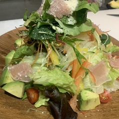生ハムとアボカドのシーザーサラダ