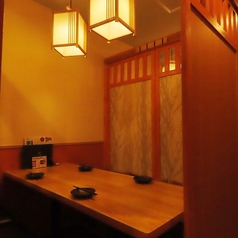 【全席完全個室席】2名様からご利用頂けるデート向け個室はカップルに人気です♪落ち着いた雰囲気で周りを気にせずお楽しみ頂けます！多彩なコースをご用意しておりますので、様々なシーンに対応いたします。個室席を多数完備しておりますので、会社帰りや学校帰りなどにも気軽にお立ち寄りください♪
