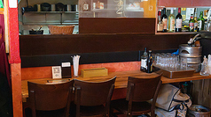 お一人様でも気軽に立ち寄れるカウンター席をご用意しております。目の前には活気ある厨房が広がり、料理人たちの手さばきや香ばしい香りが食欲をそそります。ランチタイムのサクッと食事や、仕事帰りの一杯にもおすすめです。