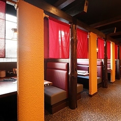 【テーブル席（2～4名様）】 靴を脱がずにご利用いただける、利便性の高いテーブルタイプの完全個室です。足腰への負担が少ないため、ご年配の方を交えたお食事会や、ビジネスランチにも大変喜ばれています。扉の閉まる完全個室仕様なので、静かな環境で大切なお話やお食事に集中したい時におすすめ◎