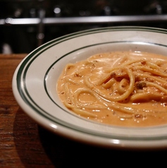 濃厚なコク広がる「雲丹のトマトクリームパスタ」が人気