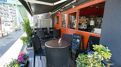 開放感あふれるテラス席では、心地よい風を感じながらお食事ができます。喫煙も可能ですので、お食事とともに一服したい方にも最適です。晴れた日には、外の景色を眺めながらリラックスしたひとときをお過ごしください。その他4名×1卓のお席もご用意◎