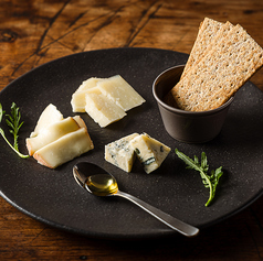 チーズ3種盛り合わせ ～ゴルゴンゾーラ・タレッジョ・パルミジャーノ～