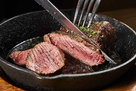 丁寧な仕込みで旨みを極める肉料理