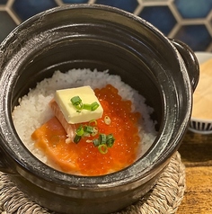 サーモンといくらの金箔土鍋ご飯