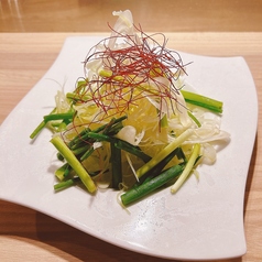 お肉をさらに美味しく！焼肉屋のネギサラダ