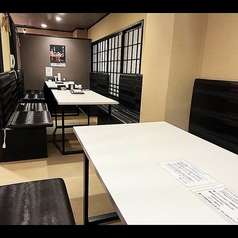 座り心地のよいテーブル席です。以前はお座敷でしたがご年配の方には辛いとのご意見を多々頂戴し、全てテーブル&ソファーに改装いたしました。6名掛けが可能なオーダーテーブルが3テーブルございますので、18名様までの個室としてもご利用頂けます。完全個室ではありませんがコロナ禍に改装のためテーブル間隔は広いです。