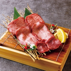 国産牛タンと特上厚切りタンの盛り合わせ