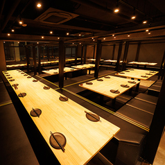 ズラリと並ぶウッド調のテーブルが圧巻!大人数でも余裕でくつろげる広々空間は、まだに宴会・パーティーにうってつけ!黒のシートと間接照明が洗練された雰囲気を演出し、ワイワイ楽しみながら上質な時間が過ごせます!グループでの飲み会や会社の宴会・打ち上げ、同窓会にもピッタリな、快適&映える大型個室です!