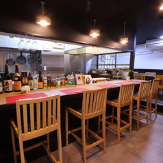 目の前で料理が仕上げられていく様子を眺められる特等席です。お一人での食事や、大切な方とのお食事にもおすすめです♪