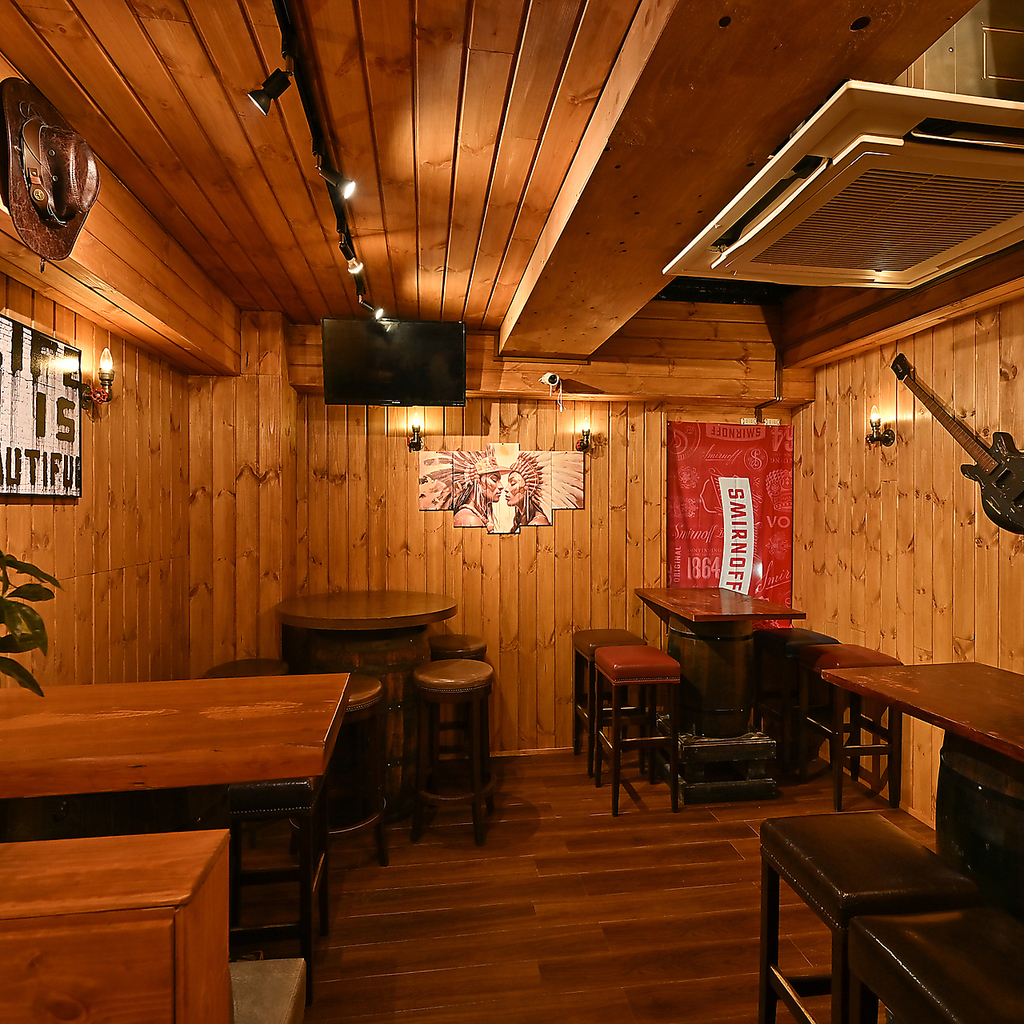 世界のビールと香ばしい肉料理を楽しむ大人のビアバー