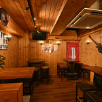 世界のビールと香ばしい肉料理を楽しむ大人のビアバー