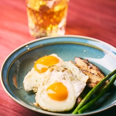 自家製燻製ベーコンのベーコンエッグ