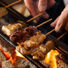 炭火で焼き上げる香ばしさがたまらない焼き鳥食べ放題