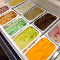 アイスクリームバーは、なんと沖縄の定番ブルーシールアイス！10種のフレーバーは沖縄らしいものから人気のフレーバーまで揃えています♪