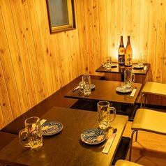 「焼き鳥時代」の個室は、日本の木材をふんだんに使用し、温もりと落ち着きを感じられる空間です。自然の素材を活かしたインテリアは、心安らぐひとときを提供します。伝統的な和の風情と共に、美味しい料理をお楽しみいただける場所です。