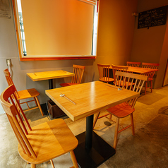 店内には2人掛けのテーブルが2卓あり、用途に応じて4名掛けとしてのご利用も可能です。親しい友人同士やご家族での食事にぴったりな、柔軟性のあるレイアウトが魅力。テーブル同士の間隔もゆったりしているため、落ち着いた空間でベトナム料理を囲みながら、リラックスした時間をお過ごしいただけます。