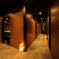 温もりあふれる個室空間を、仕切りを外して丸ごと貸切で楽しめます!落ち着いた照明と足元の灯りが雰囲気を盛り上げ、特別な宴会ムードを演出!貸切なのでプライベート感もバッチリ♪歓送迎会や会社の打ち上げ、同窓会にもピッタリです!気兼ねなく盛り上がれる理想の貸切空間で、思い出に残る一夜をお楽しみください!