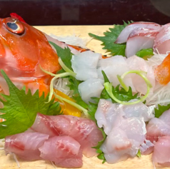 市場直送の新鮮な海の幸を、一番美味しい状態で。純米酒のキレと、魚の繊細な旨みが互いを高め合います。