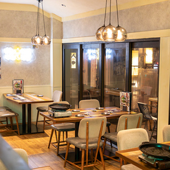 【広々テーブル席】店内は天井が高く開放的。カフェのようなおしゃれな雰囲気で、デートや記念日ディナーなどにも人気です♪