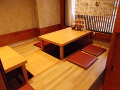 4人席×2テーブル、テーブルを付ければ10名様座れます