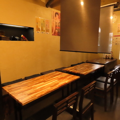 4名席×3テーブル。パーテーションで区切ることも可能ですので、プライベート空間を確保できます！