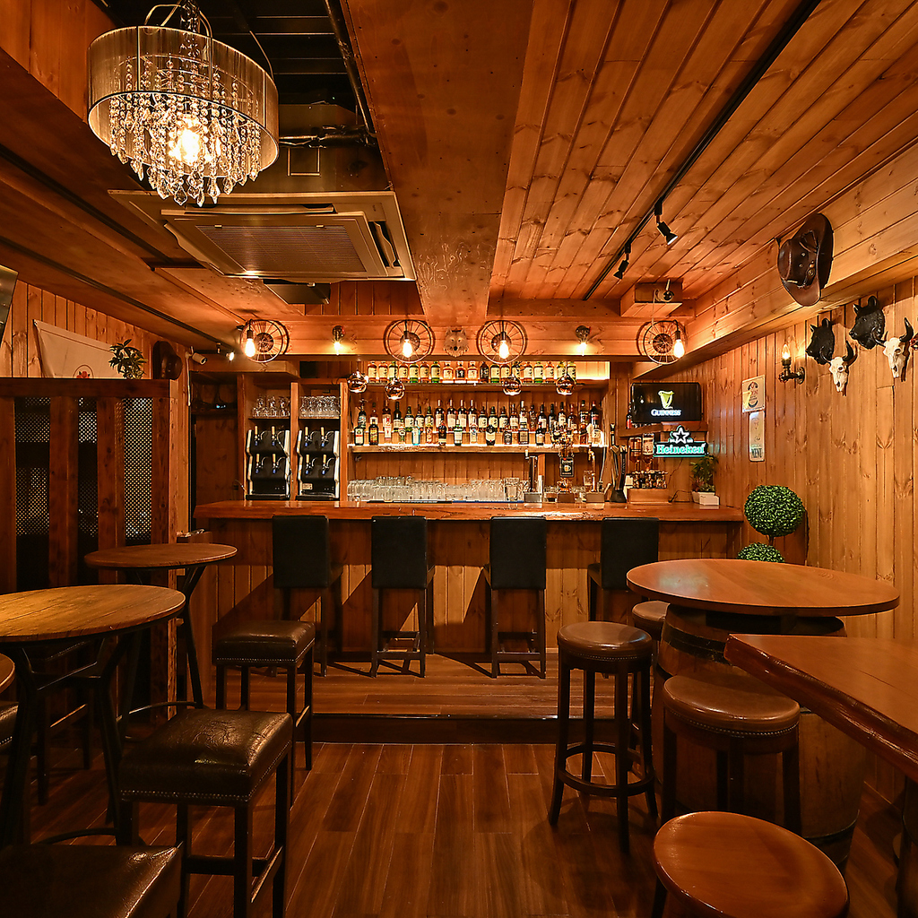 世界のビールと香ばしい肉料理を楽しむ大人のビアバー