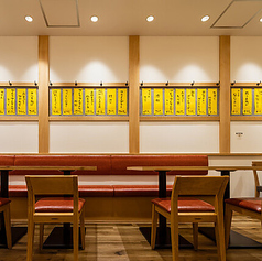 ご家族やご友人とのランチ・ディナーにぴったりのテーブル席です。席移動も可能なので、会社宴会や歓送迎会などのグループ利用にも相応しい空間をご提供。賑やかで活気溢れる店内で楽しい時間をお過ごしいただけます。皆様でわいわい、思い出に残る時間をお過ごしください。