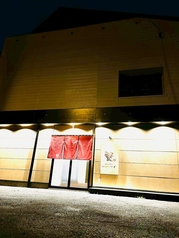 20名様以上で貸切も承っております!最大28名様までの歓送迎会、打ち上げ、忘年会等、幅広い用途にご利用いただけます。120分飲み放題付きの宴会コースも各種ご用意しております。貸切なので、気兼ねなくお酒を片手にワイワイと楽しいひと時をお過ごしください。ついつい箸が止まらなくなる当店自慢の料理もご堪能あれ♪