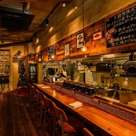 《サク飲み・お食事デート》木目調のカウンター席が好評