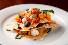 パーネ・カラサウと野菜のミルフィーユ