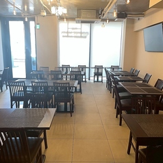 一人でも気軽に立ち寄れるカウンター席を完備。スタッフとの距離も近く、料理のことを気軽に聞けるのも嬉しいポイント。落ち着いた雰囲気の中で、自分のペースでミャンマー料理を楽しめる居心地の良い空間です。