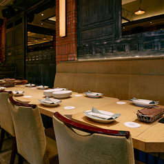 店内奥には落ち着いた雰囲気のダイニングフロアが。デートのご利用はもちろん、落ち着いた空間で飲みたい方やママ会等にもオススメのお席になっております！片側がベンチシートになっていますので、お子様にも安心のお席です。