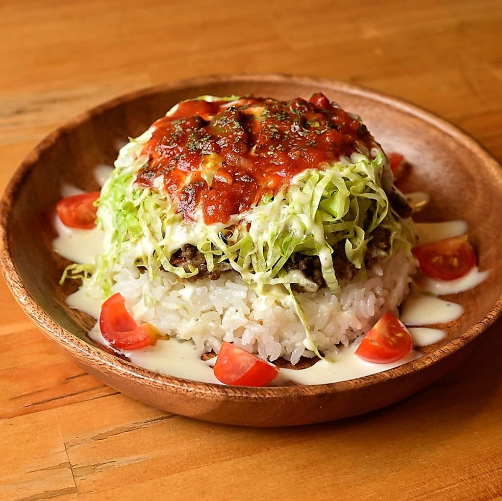 スパイシーひき肉とたっぷり野菜のタコライス！アツアツご飯で満足感抜群の一皿♪