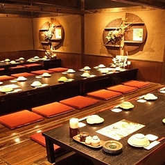 【団体様用テーブル席】団体様用テーブル席は、大人数でもゆったりお過ごしいただける広々空間。テーブルを囲んで名物博多もつ鍋を楽しめば、自然と会話も弾み、一体感のあるご宴会に。会社宴会・歓迎会・送別会・同窓会など幅広いシーンにご活用いただけます。誕生日やサプライズ用のケーキの手配など承っております。