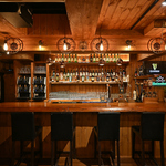 世界のビールと香ばしい肉料理を楽しむ大人のビアバー