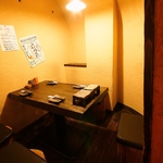 扉を開けると・・・漆喰の壁に天然木のテーブルが洒落てます♪