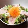 料理メニュー写真 ベーコンと温玉のシーザーサラダ